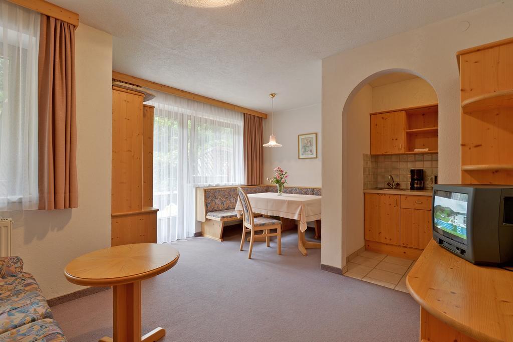 Landhaus Zum Griena Mayrhofen Room photo